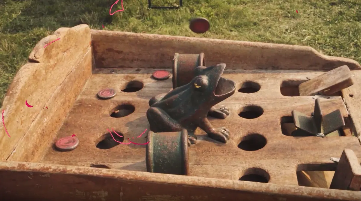 Jeu en bois installé sur l'herbe pendant une animation de l'association