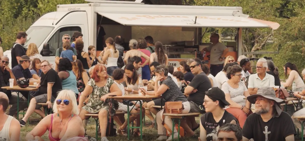 Food trucks et public installé aux Prairies Saint-Martin